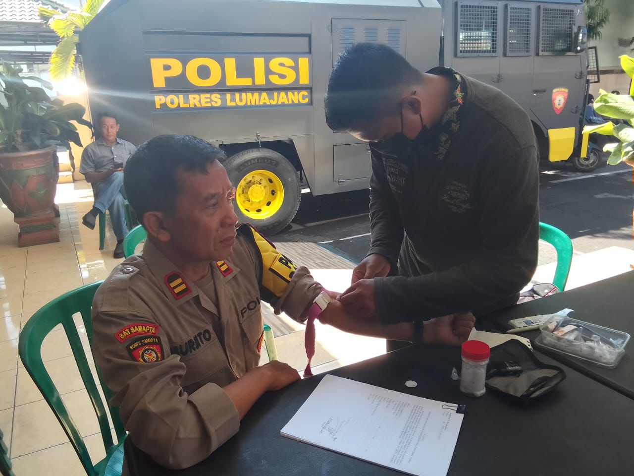Pastikan kesehatan dan Bugar, Tim Dokkes Polres Lumajang Cek Kesehatan Anggota Pengamanan OMP 2024
