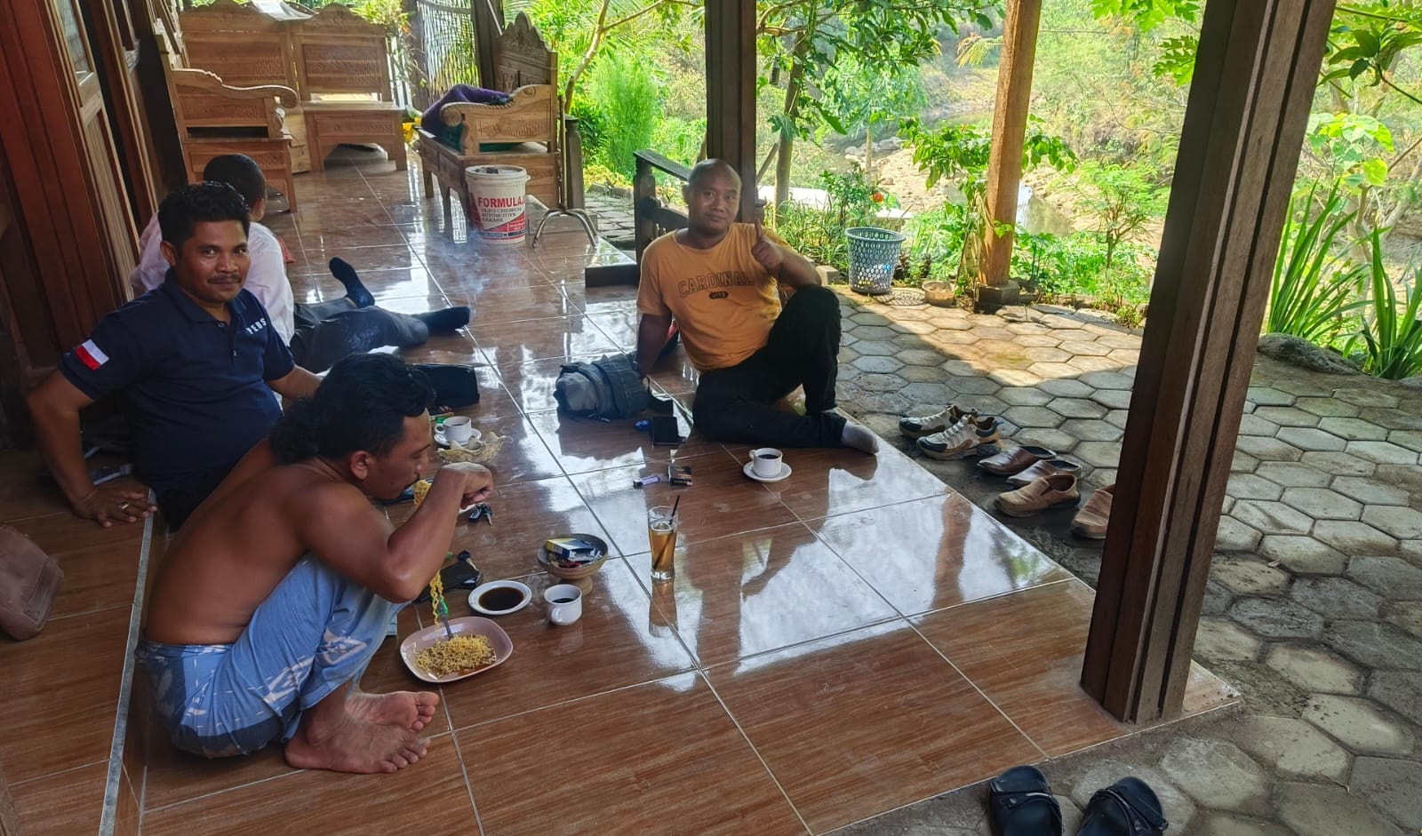 SANTAI MENIKMATI KOPI DI RUMAH ADAT CAFE DAM 8
