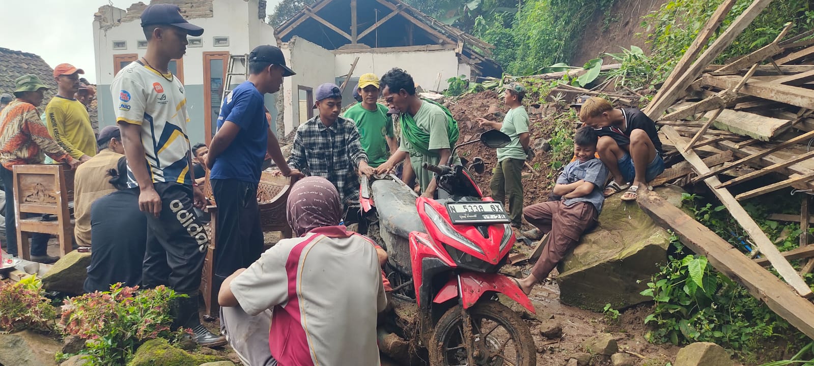 AKIBAT CURAH HUJAN TINGGI WILAYAH DI KECAMATAN KOTAANYAR BANYAK MENGALAMI KERUGIAN MATERIL