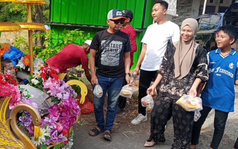 Sesosok pemuda lugu dari desa Sidodadi, membuat contoh indahnya berbagi Rosi Alik
