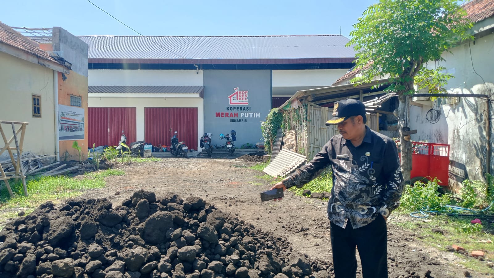 Hadi, Kontraktor Asal Maron, Belum Beri Penjelasan Substantif, Warga Semampir Desak Perbaikan Dampak Proyek Merah Putih