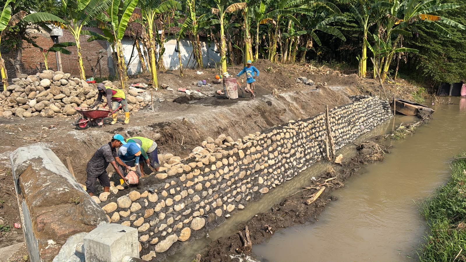 Proyek Penguatan Tebing Sungai Dana Pokir di Desa Rangkang Disorot Warga, Kualitas Pekerjaan Dipertanyakan