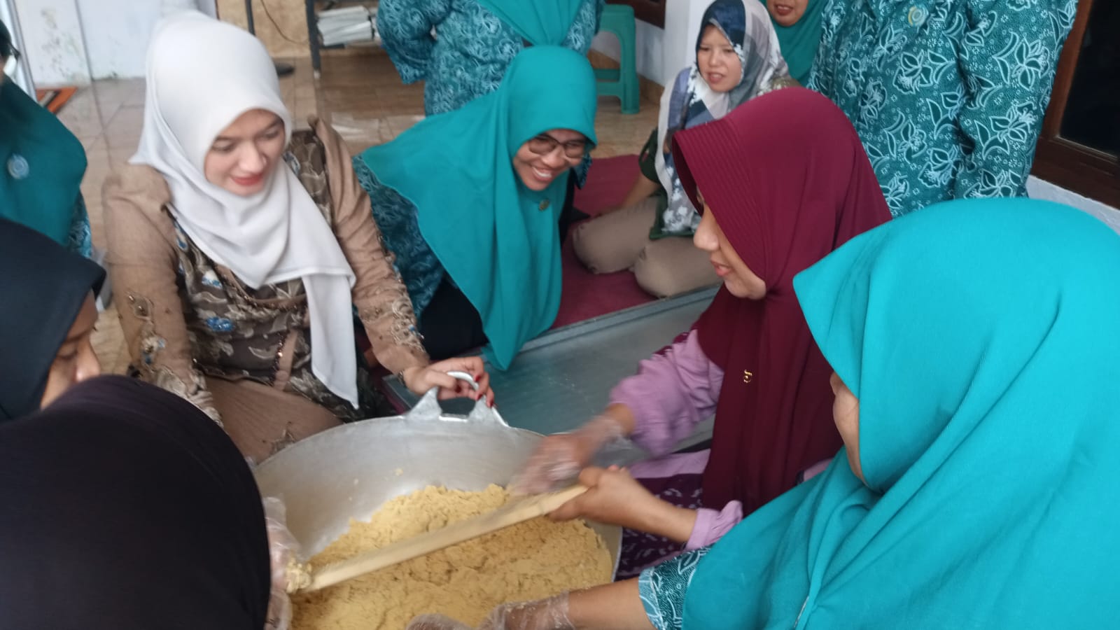 Ning Marisa Dorong Kue Satru Randujalak Tetap Eksis, UMKM 30 Tahun Harapkan Bantuan Mesin Selep Tepung